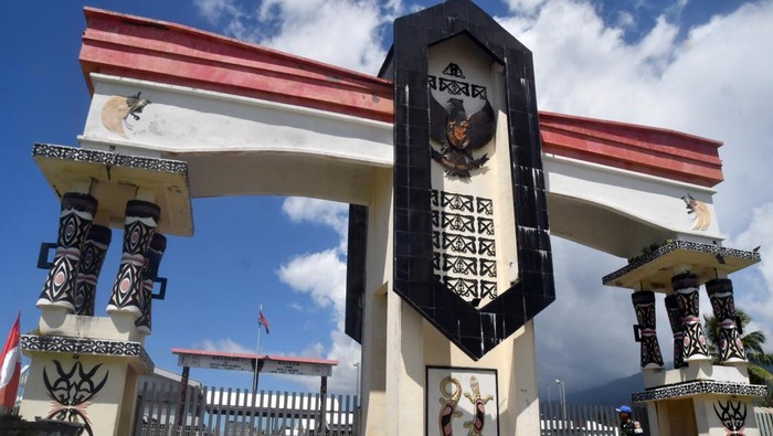 Prajurit TNI berjalan didepan pintu gerbang Pos Lintas Batas Negara (PLBN) Skouw, Distrik Muara Tami, Kota Jayapura, Papua, Selasa (23/8/2022). Pintu gerbang PLBN Indonesia menuju zona netral yang berbatasan langsung dengan negara Papua Nugini masih ditutup sejak pandemi COVID-19. ANTARA FOTO/Arif Firmansyah/hp.