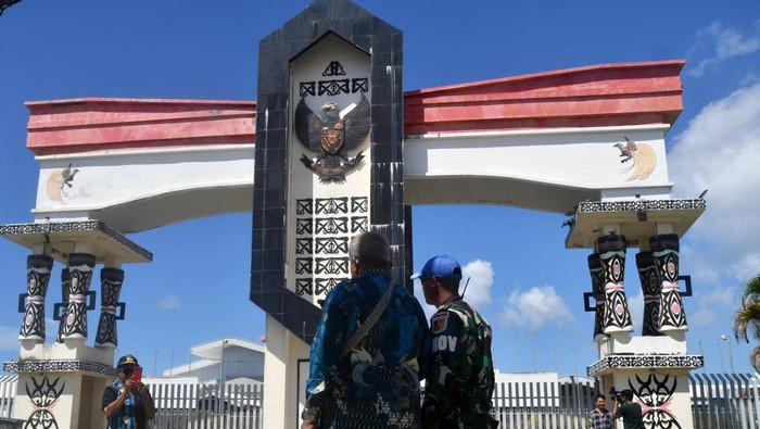Prajurit TNI berjalan didepan pintu gerbang Pos Lintas Batas Negara (PLBN) Skouw, Distrik Muara Tami, Kota Jayapura, Papua, Selasa (23/8/2022). Pintu gerbang PLBN Indonesia menuju zona netral yang berbatasan langsung dengan negara Papua Nugini masih ditutup sejak pandemi COVID-19. ANTARA FOTO/Arif Firmansyah/hp.