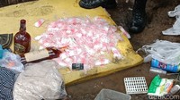 Sejumlah bungkusan sabu ditemukan di lapak judi-narkoba Sambo Sumut. Usai menggerebek, personel Polrestabes Medan membongkar dan dan membakar lapak judi-narkoba itu. (Goklas Wisely/detikSumut)