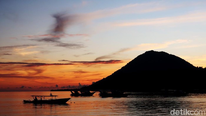 Semburat Cahaya Senja di Pantai Liang Bunaken, Fix! Indah pake Banget...