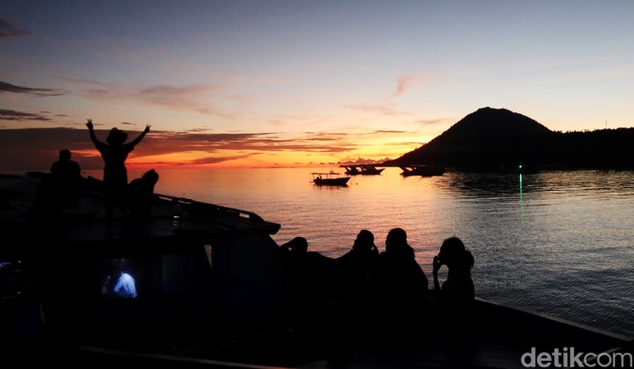 Semburat Cahaya Senja di Pantai Liang Bunaken, Fix! Indah pake Banget...