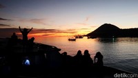 Warga menikmati senja bersama-sama. Saat isya tiba, Bunaken mulai gelap seutuhnya. (Bonauli/detikcom)