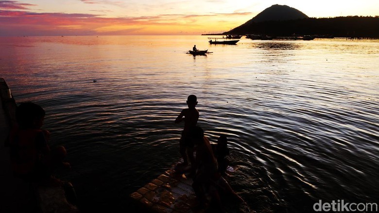 Semburat Cahaya Senja di Pantai Liang Bunaken, Fix! Indah pake Banget...