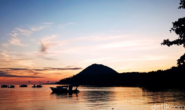 Berada di bagian barat Pulau Bunaken, Pantai Liang adalah hidden gem bagi pemburu senja. (Bonauli/detikcom)