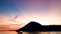 Gunung Manado Tua yang berada di hadapan dermaga mulai menjadi siluet. (Bonauli/detikcom)