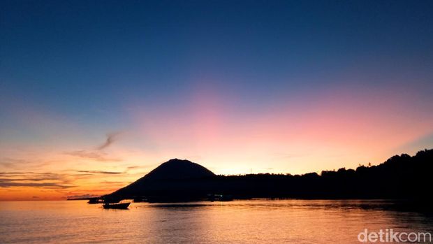 Semburat Cahaya Senja di Pantai Liang Bunaken, Fix! Indah pake Banget...
