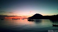 Bumi terus berputar, langit malam mulai datang menggantikan siang. (Bonauli/detikcom)