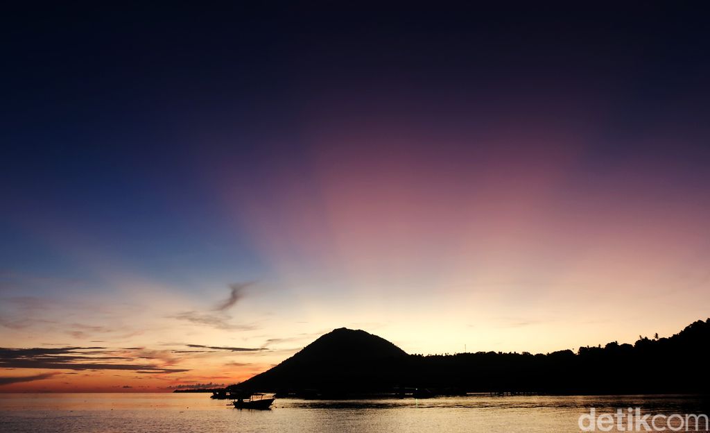 Semburat Cahaya Senja di Pantai Liang Bunaken, Fix! Indah pake Banget...