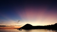 Jingga mulai sirna, berganti dengan lembayung yang menampakan wajahnya.  (Bonauli/detikcom)