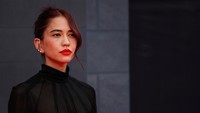 Sonoya Mizuno juga sempat jadi sorotan saat tampil dengan busana transparan di gala premiere House of the Dragon. AFP via Getty Images/HOLLIE ADAMS