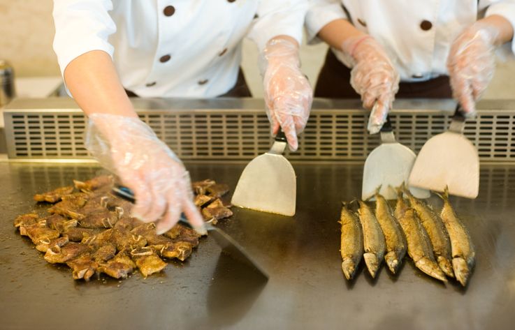 Spatula teppan biasa dipakai di restoran Jepang untuk membuat teppanyaki.
