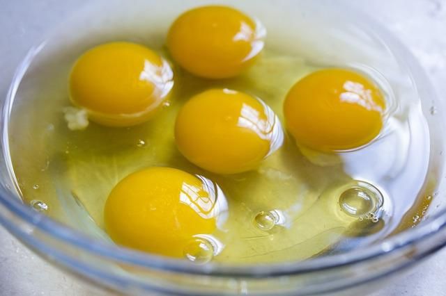 Tega! Perusahaan Ini Paksa Karyawannya Makan Telur Mentah Sebagai Hukuman