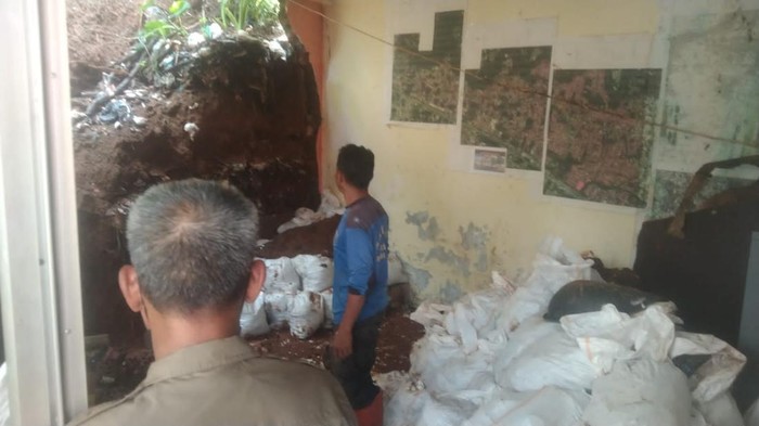 Tertimpa Longsor, Ruang LPM Kantor Kelurahan Pondok Jaya Ambruk (Dwi R/detikcom)