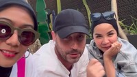 Tapi dalam kesempatan itu, Scott memang tidak ikut karena pujaan hati baru melahirkan bayi. Foto: Instagram