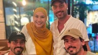 Siapa sih yang nggak iri ketika melihat kebersamaan The Moffats dengan Zaskia Adya Mecca. Foto: Instagram