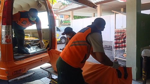 Tim Ambulans BPBD Kota Denpasar membawa jenazah Jodi Mario Tutupary, yang ditemukan tewas di toilet kamar kos Denpasar, Bali, Rabu (24/8/2022).