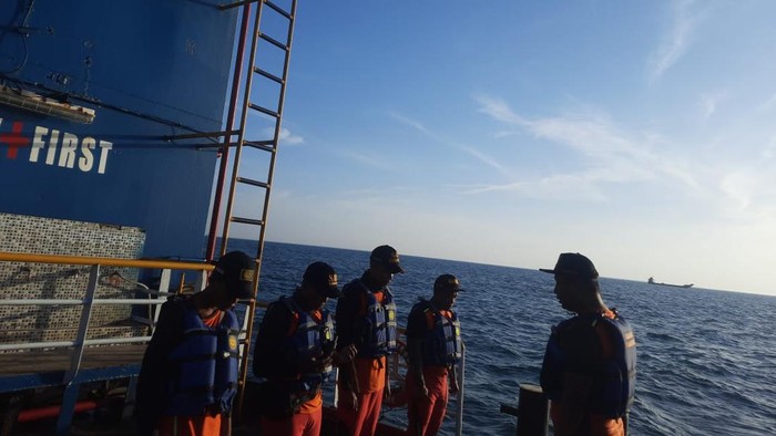 Tim SAR melakukan pencarian 4 ABK Kapal Kayu Berkah Jaya 88 yang hilang di Perairan Sungai Bakau, Kalimantan Tengah (Kalteng).