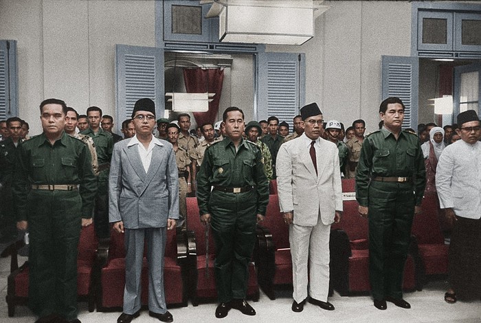 Tokoh-tokoh PRRI: Kolonel Dahlan Djambek (kiri) dengan Burhanuddin Harahap, Ahmad Husein, Sjafruddin Prawiranegara, dan Maludin Simbolon, 1 Maret 1958.