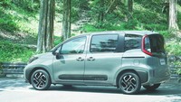 Di samping, Toyota menyajikan ubahan pada pintu geser sehingga akses penumpang keluar masuk jadi lebih mudah. (Foto: Toyota Motor Corporation)