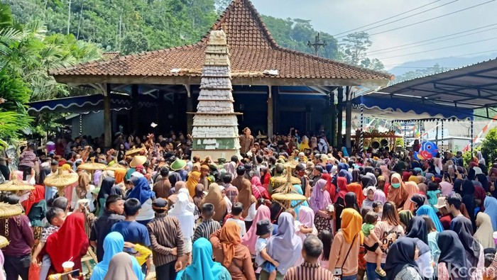 Tradisi Oyot Genggong dengan gunungan setinggi 7,7 meter di Banjarnegara, Rabu (24/8/2022).