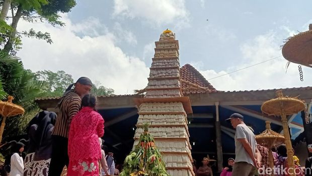 Tradisi Oyot Genggong dengan gunungan setinggi 7,7 meter di Banjarnegara, Rabu (24/8/2022).