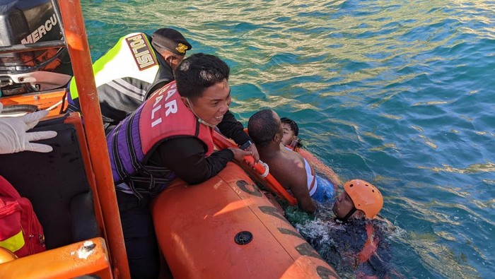 Tim rescue dari Basarnas dan Polsek Nusa Penida saat mengevakuasi korban