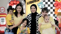 Para artis yang hadir juga berfoto bersama, termasuk Sarwendah. Foto: dok instagram Tya Ariestya