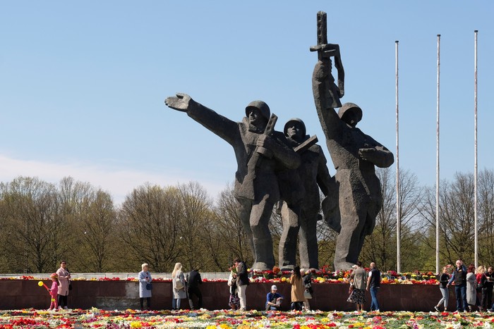 UKRAINE-CRISIS/LATVIA-MONUMENT People put flowers next to a Soviet World War Two victory monument in Riga, Latvia May 9, 2020. REUTERS/Ints Kalnins