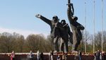 Detik-detik Patung Soviet Setinggi 80 Meter di Latvia Dirobohkan