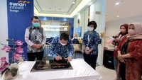 Acara peresmian lounge dilakukan oleh Direktur Utama Mandiri Inhealth Budi Tampubolon bersama Presiden Direktur EMC Healthcare Jusup Halimi dan Direktur RS EMC Tangerang Clara Pelita di RS EMC Tangerang, Rabu (24/8/2022).