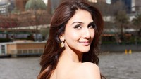 Yang terbaru, Vaani Kapoor berakting dengan Ranbir Kapoor dalam film Shamshera. (Foto: dok. Instagram @_vaanikapoor_) 