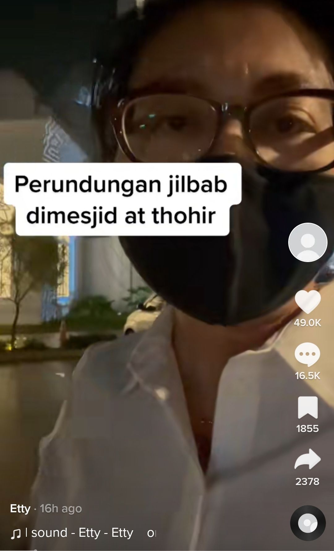 Viral, seorang perempuan mengaku dilarang masuk masjid At Thohir karena dirinya tidak berkerudung. Pihak Masjid menyatakan tidak punya larangan semacam itu. (Sumber gambar: TikTok @etibudiy01)