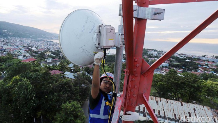 Teknisi XL Axiata sedang melakukan pemeriksaan perangkat base transceiver station (BTS) 4G di atas tower yang berada di Luwuk, Kabupaten Banggai, Sulawesi Tengah, Rabu (24/8).