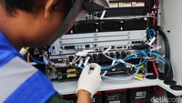Teknisi XL Axiata sedang melakukan pemeriksaan perangkat base transceiver station (BTS) 4G di atas tower yang berada di Luwuk, Kabupaten Banggai, Sulawesi Tengah, Rabu (24/8).