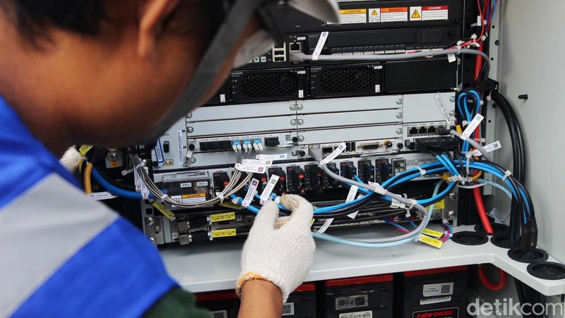 Teknisi XL Axiata sedang melakukan pemeriksaan perangkat base transceiver station (BTS) 4G di atas tower yang berada di Luwuk, Kabupaten Banggai, Sulawesi Tengah, Rabu (24/8).