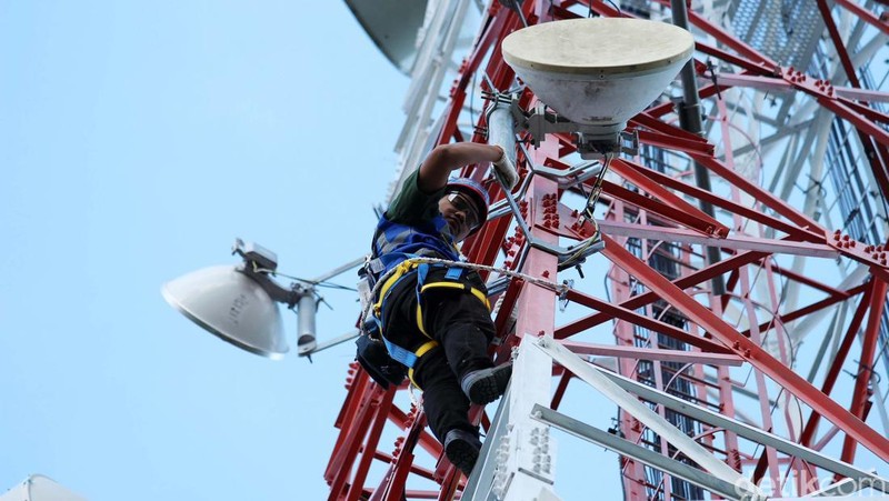 Teknisi XL Axiata sedang melakukan pemeriksaan perangkat base transceiver station (BTS) 4G di atas tower yang berada di Luwuk, Kabupaten Banggai, Sulawesi Tengah, Rabu (24/8).