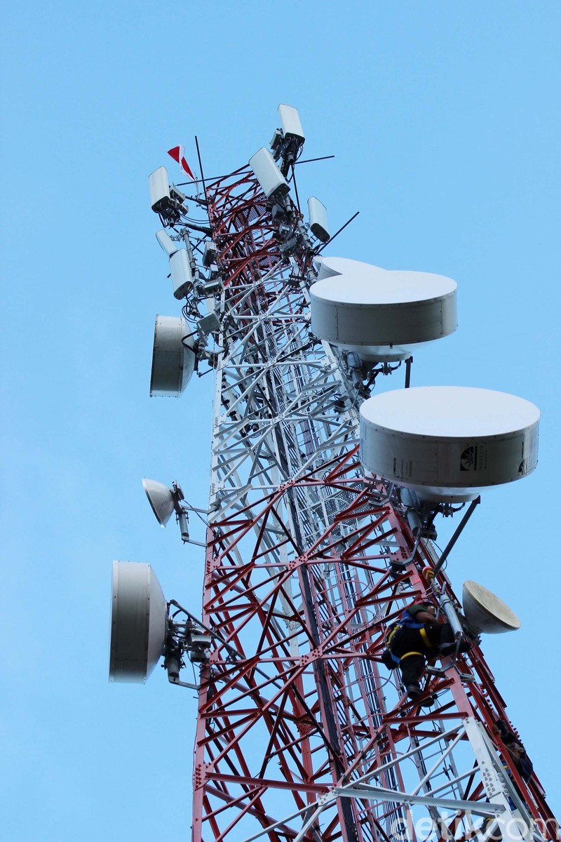 Teknisi XL Axiata sedang melakukan pemeriksaan perangkat base transceiver station (BTS) 4G di atas tower yang berada di Luwuk, Kabupaten Banggai, Sulawesi Tengah, Rabu (24/8).