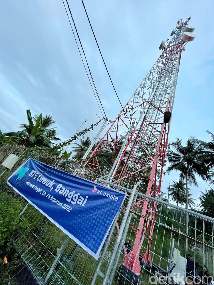 Teknisi XL Axiata sedang melakukan pemeriksaan perangkat base transceiver station (BTS) 4G di atas tower yang berada di Luwuk, Kabupaten Banggai, Sulawesi Tengah, Rabu (24/8).