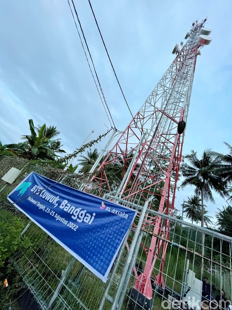 XL Axiata Perluas Jaringan 4G hingga Pelosok Negeri Teknisi XL Axiata sedang melakukan pemeriksaan perangkat base transceiver station (BTS) 4G di atas tower yang berada di Luwuk, Kabupaten Banggai, Sulawesi Tengah, Rabu (24/8).