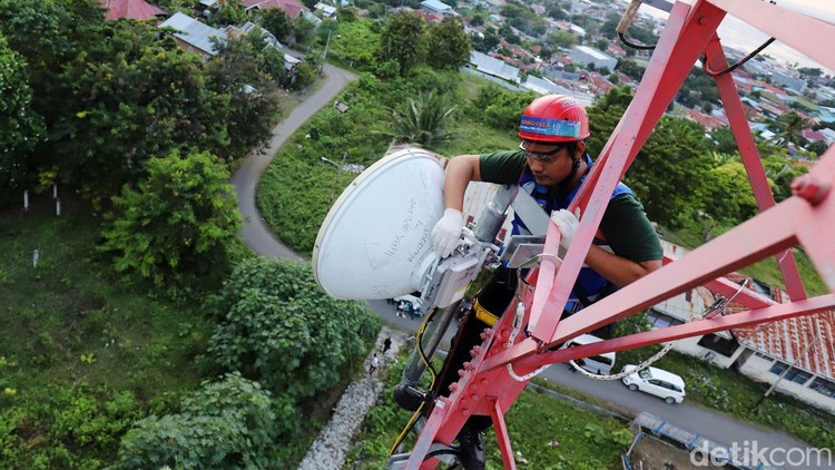 Teknisi XL Axiata sedang melakukan pemeriksaan perangkat base transceiver station (BTS) 4G di atas tower yang berada di Luwuk, Kabupaten Banggai, Sulawesi Tengah, Rabu (24/8).