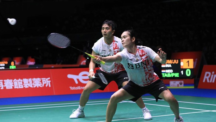 Ganda campuran Indonesia Zachariah Josiahno Sumanti/Hediana Julimarbela di Kejuaraan Dunia Bulutangkis 2022.
