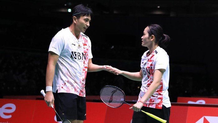Ganda campuran Indonesia Zachariah Josiahno Sumanti/Hediana Julimarbela di Kejuaraan Dunia Bulutangkis 2022.
