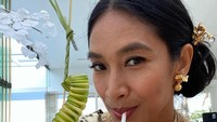 Happy Salma terlihat cantik mengenakan kebaya dan batik. Pose menyedot es kelapa, ia bilang minuman ini adalah minuman terbaik. Slurpp!