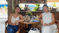 Santai di kafe, wanita yang tinggal di Bali ini bertemu dengan sahabatnya, Marcella Zalianty. Mereka asyik ngobrol sambil menikmati es kopi.