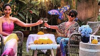 Lucu banget! Happy Salma mengajak anaknya, Kinandari untuk makan malam romantis. Ia bahkan menyiapkan dekorasi khusus yang menyemarakkan suasana.