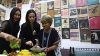 Inilah momen Happy Salma dan Marsha Timothy potong tumpeng sebelum pertunjukkan teater. Mereka berharap acara yang digelar bakal berlangsung lancar.