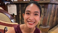 Pengusaha aksesoris Tulola ini sepertinya sosok pencinta makanan Indonesia. Ia tampak bahagia ketika pose bersama makanan enak yang siap dilahapnya.