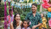 Rayakan ulang tahun sang putri, Happy Salma tampak tersenyum bahagia. Momen spesial itu makin lengkap dengan kehadiran kue tema film Disney berjudul Encanto.