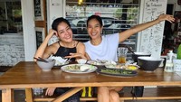 Bersama sahabatnya, Lulu Tobing, Happy Salma terlihat sedang menikmati ragam makanan tradisional. Konfrensi meja makan, tulis Happy Salma di keterangan foto dengan emoji hati.