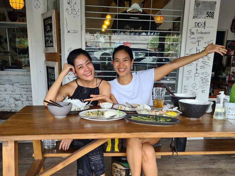 10 Potret Manis Kulineran Happy Salma Bareng Keluarga dan Sahabat